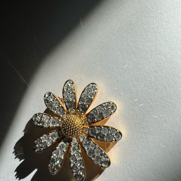 Stunning gold tone SWAROVSKI flower brooch pin - Picture 14 of 14